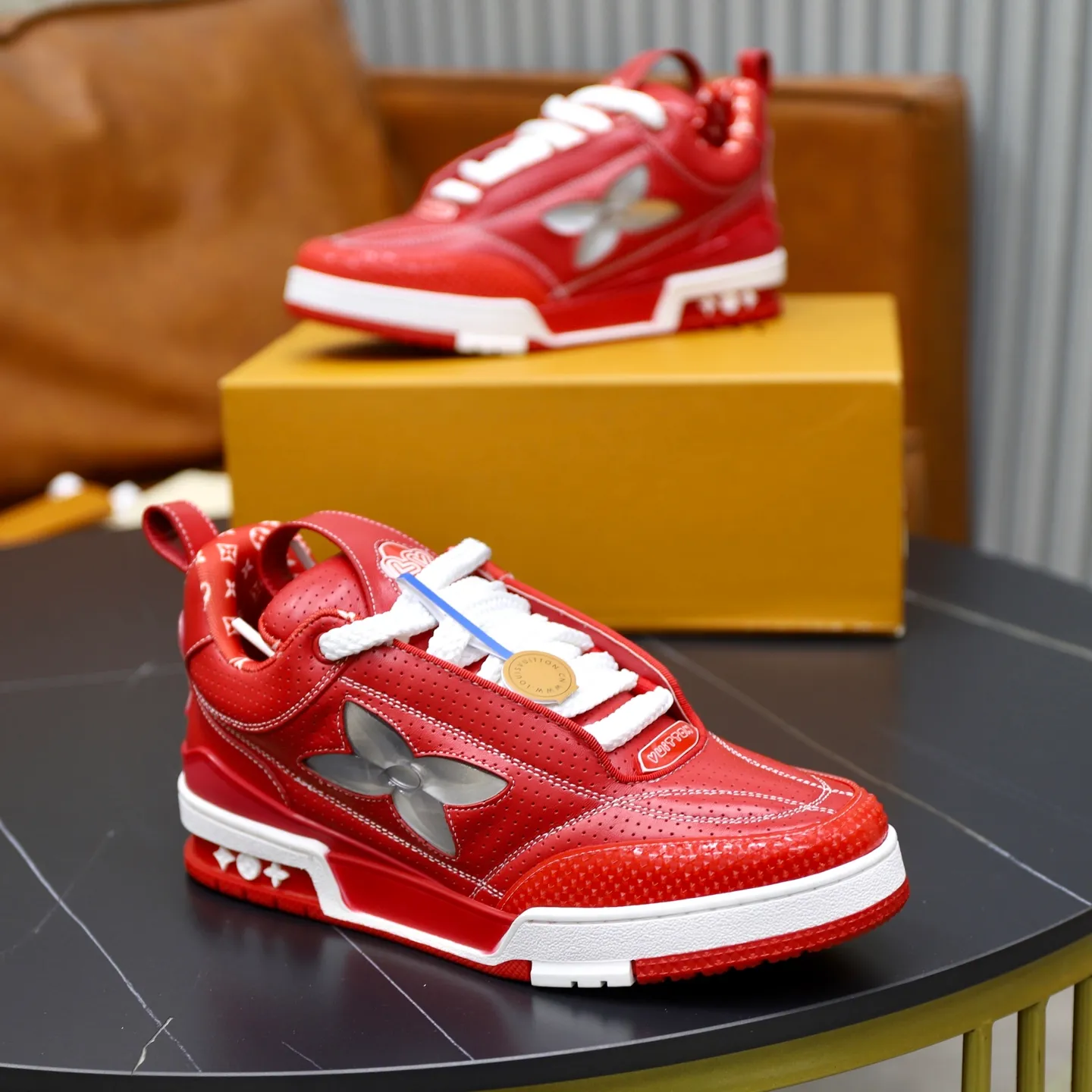 Ex-factory price: 860💰LV Couple👫Louis Vuitton TRAINER sneakers classic Louis Vuitton men's artistic director Virgil Abloh picked inspiration to create this LV Trainer sneaker. Yingze crystal inlays present a colorful effect. VS can be matched with two gorgeous effect colors. The LV letter logo badge on the tongue is gorgeous and noble. The LV letter is decorated on the side. The outsole is decorated with a Monogram flower pattern. It shows the trend of elegance and nobility! Men's and women's models: 35-46